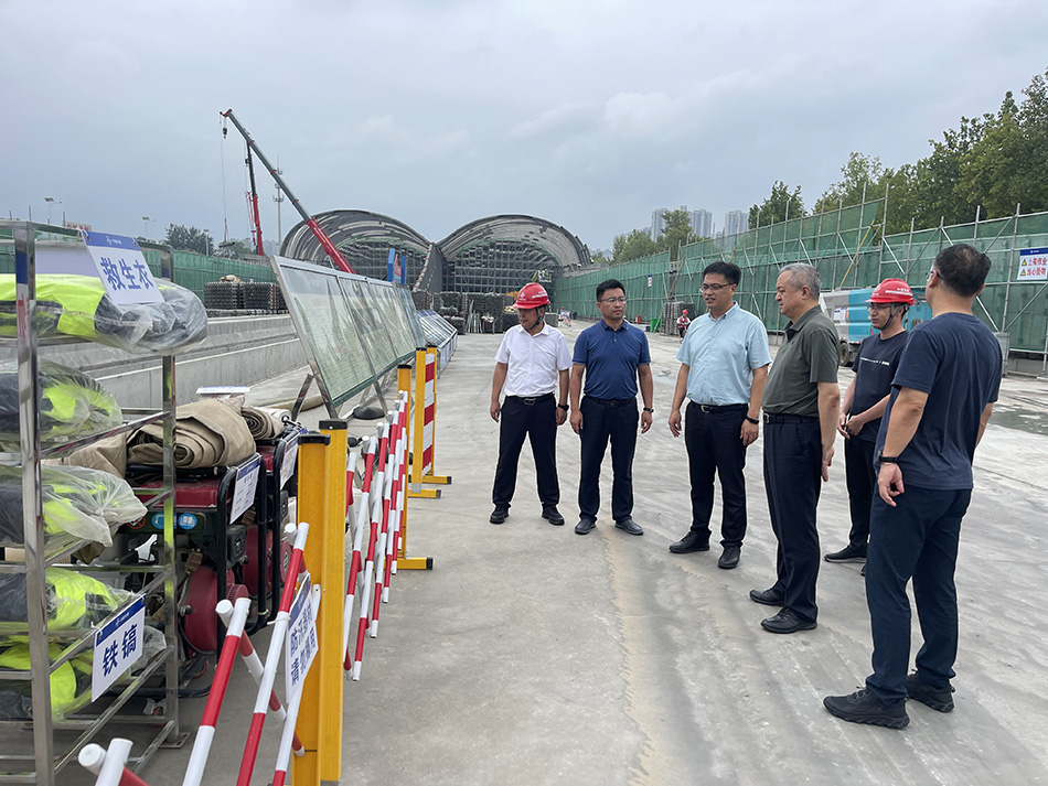 副市長鄭巍調(diào)研檢查復(fù)興大街市政化改造項目防汛工作